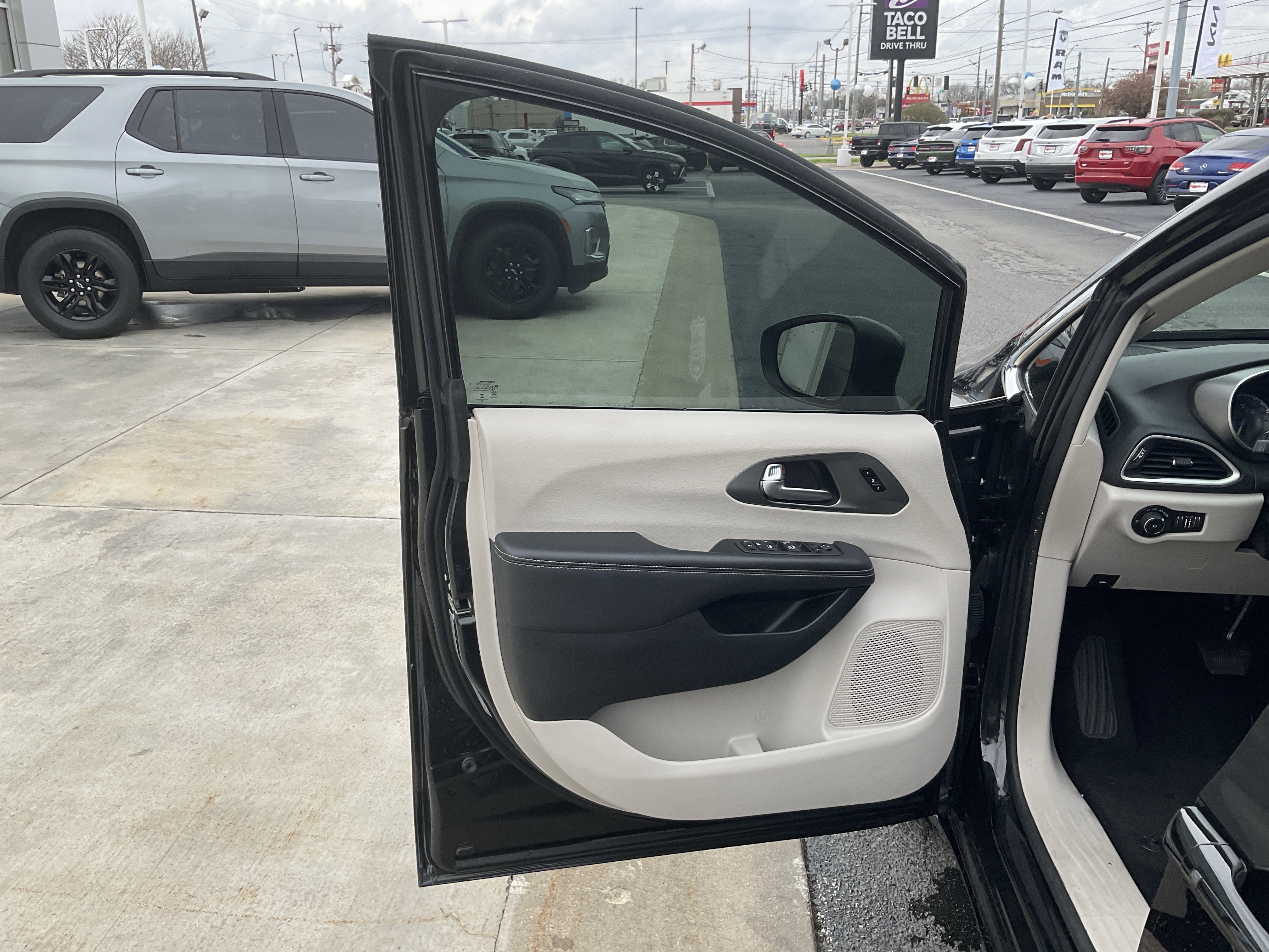 2023 Chrysler Pacifica Touring L