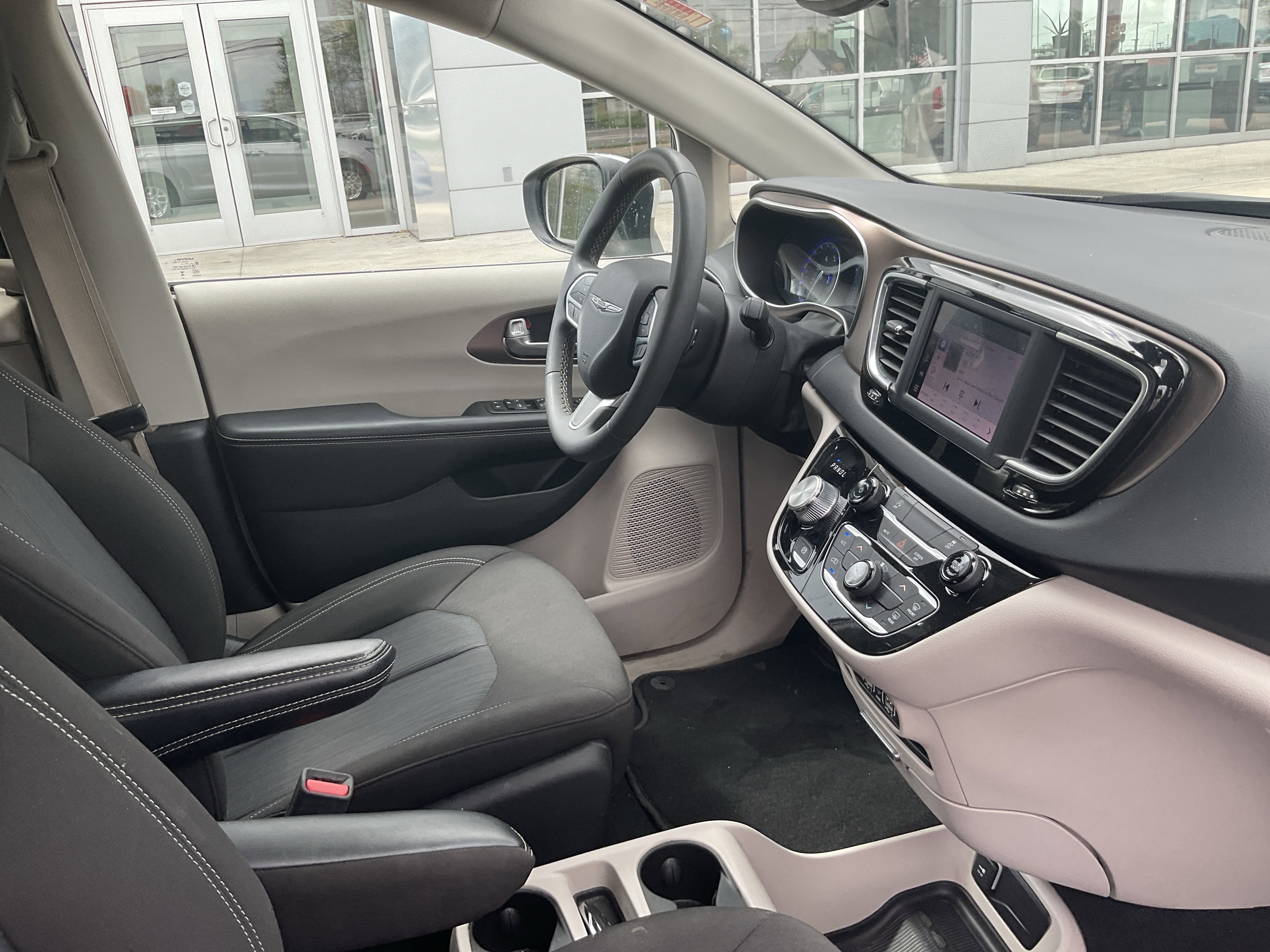 2023 Chrysler Voyager LX