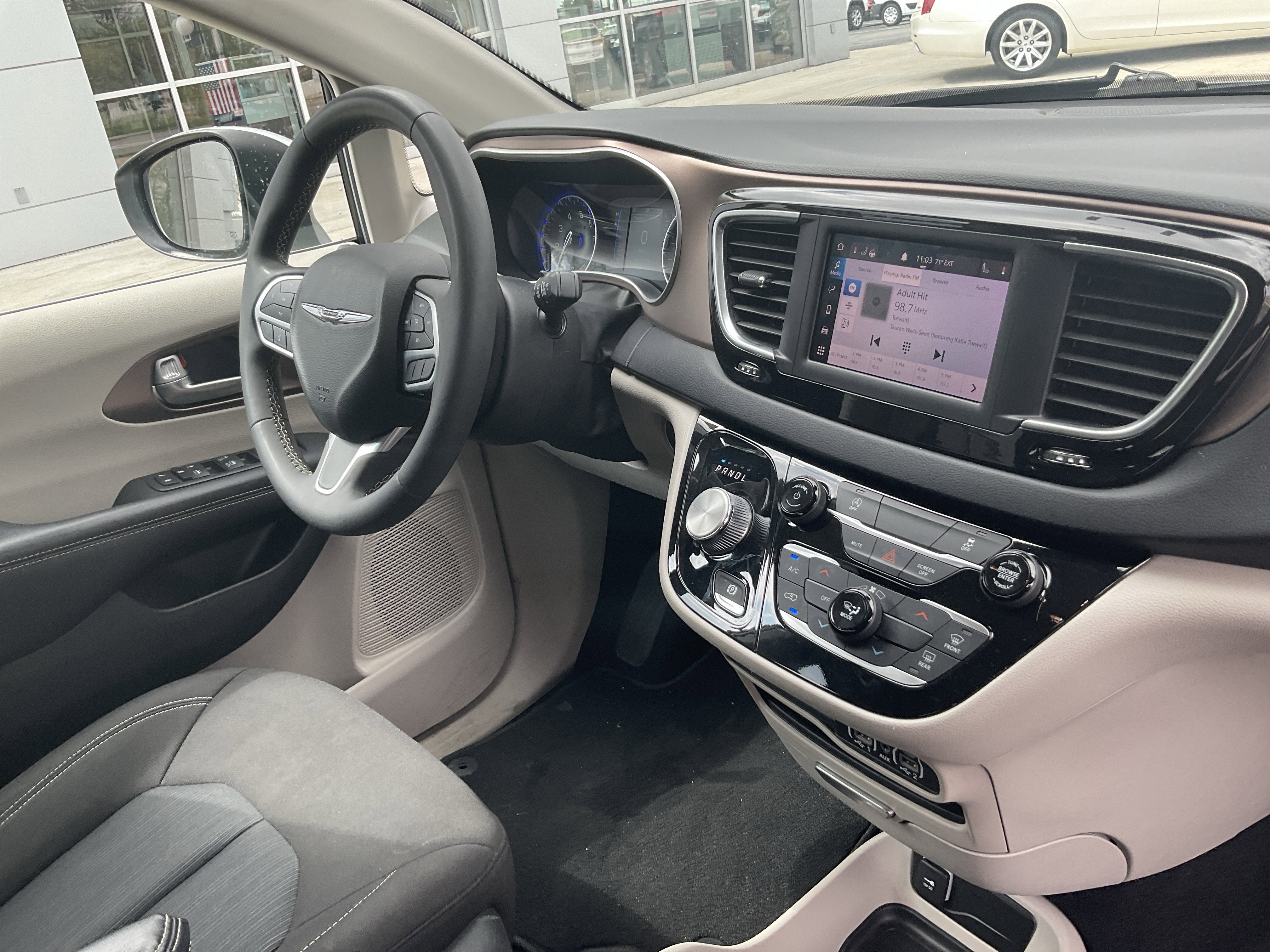 2023 Chrysler Voyager LX