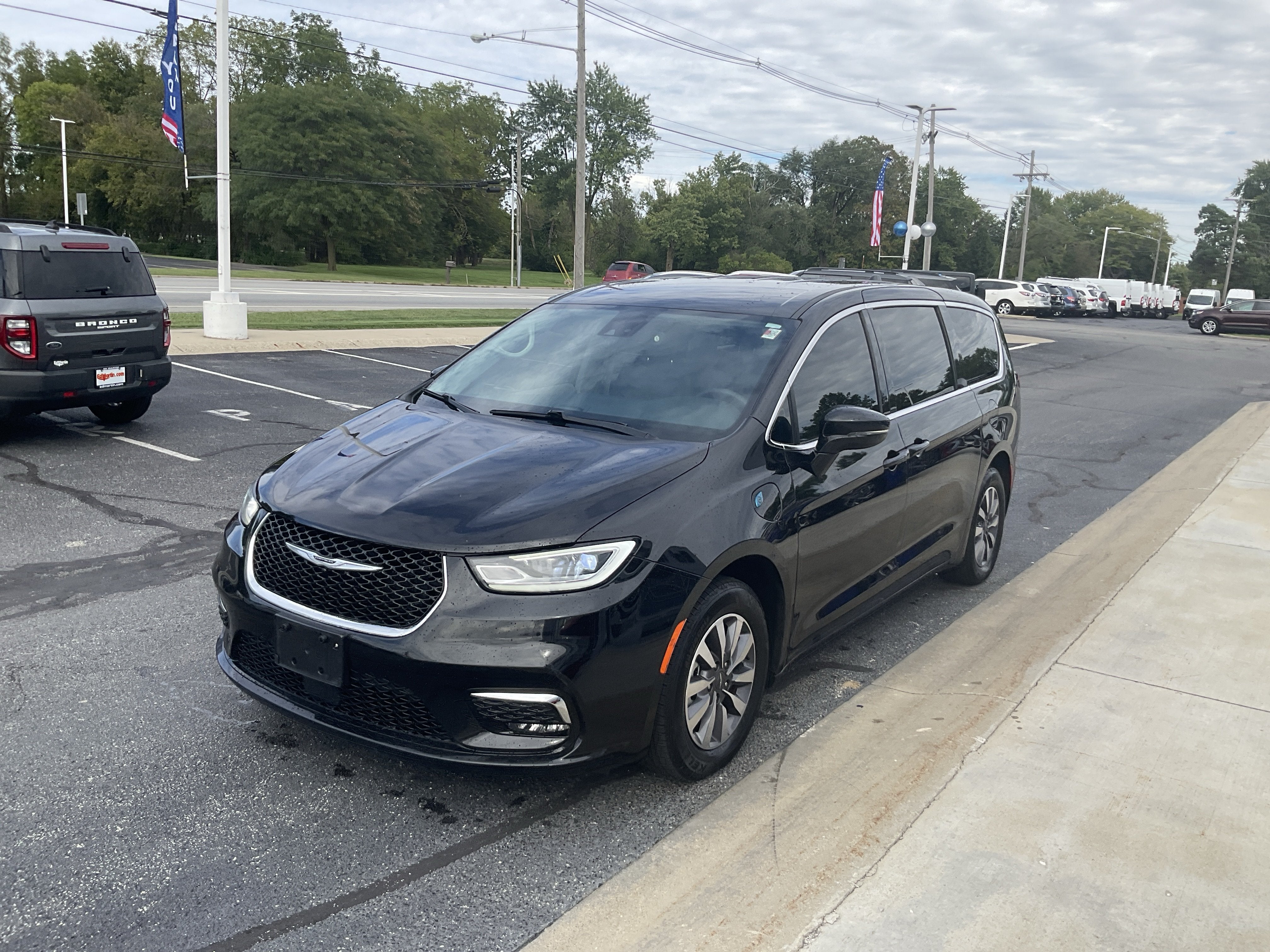 2024 Chrysler Pacifica Hybrid Select